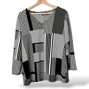 CHICO’S EASYWEAR Vee Neck Popover 3/4 Sleeve Top B&W Patchwork Print US Sz L